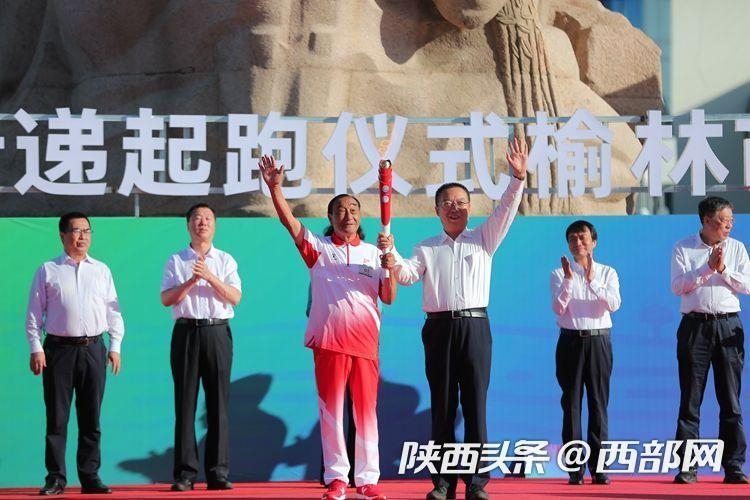 塞上古城開跑！ 十四運(yùn)會(huì)和殘?zhí)貖W會(huì)火炬在榆林傳遞